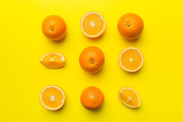 Motif de fruit de tranches d'orange fraîches sur fond coloré Vue supérieure Copier l'espace concept d'été créatif La moitié des agrumes dans une couche plate minimale