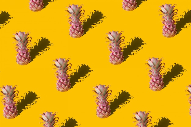 Motif de fruits colorés de l'été d'ananas frais sur jaune avec ombre