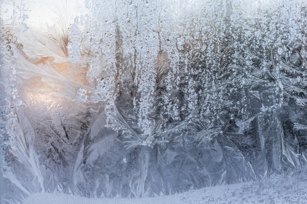 Motif de givre sur la fenêtre. Beau dessin givré.