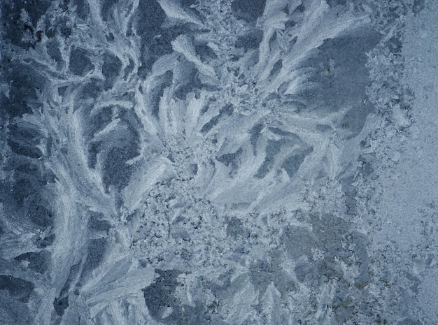 Motif glacé sur la fenêtre gelée. Texture de l'eau gelée.