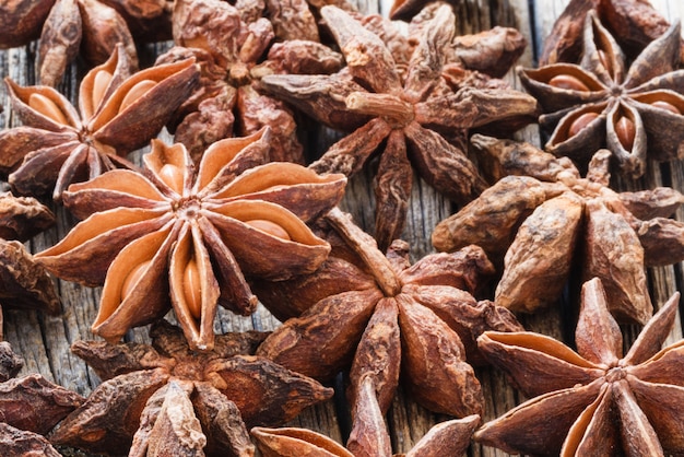 Le motif des graines de badyan sur le bois