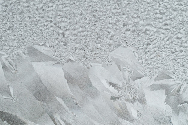 Photo motif graphique sur la fenêtre d'hiver givrée