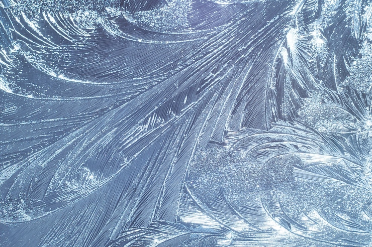 Photo motif graphique sur la fenêtre d'hiver givrée