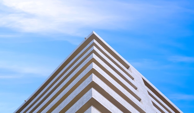Le motif de lignes géométriques du garage de stationnement, l'étage du bâtiment contre le ciel bleu dans un style minimal