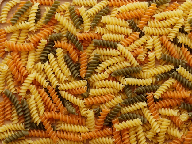 Motif De Macaronis Multicolores. Fond De Pâtes Italiennes Colorées. Toile De Fond Culinaire, Texture Des Aliments.