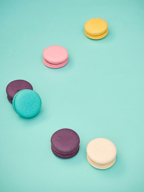 Motif Macarons sur fond bleu pastel