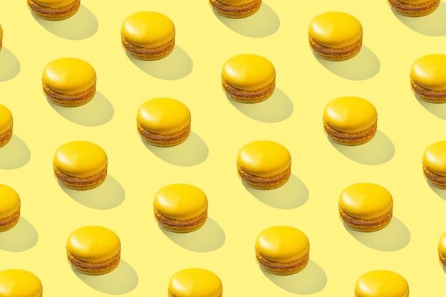 Motif de macarons jaune citron sur fond jaune isolé avec des ombres dures