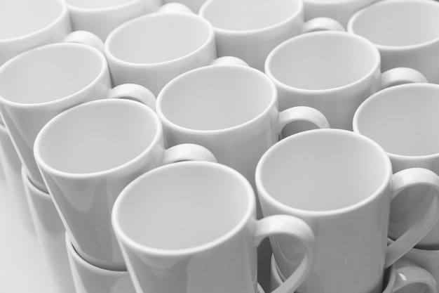 Motif de mugs en céramique blanche, vue rapprochée