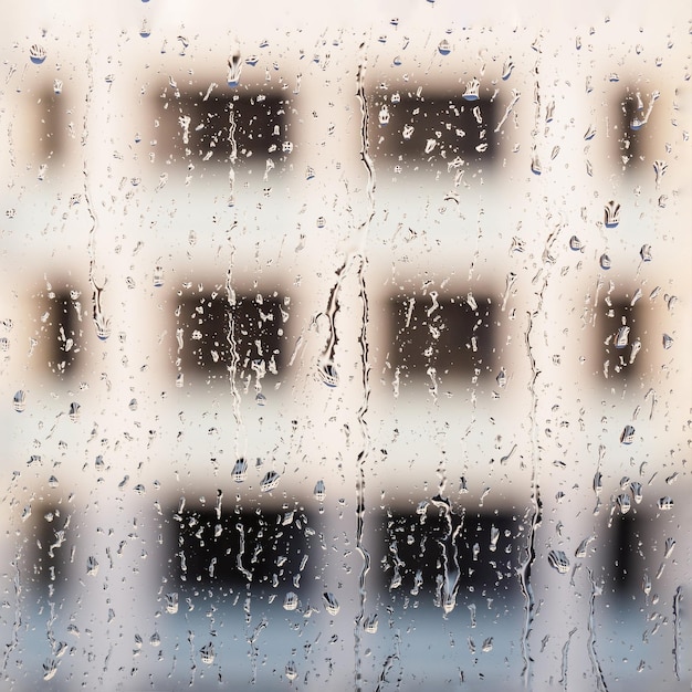 Motif naturel des gouttes de pluie gouttes d'eau sur le verre transparent