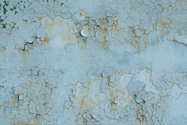 Motif naturel de peinture écaillée sur une surface métallique.