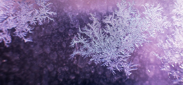 Motif de neige sur le verre du gel