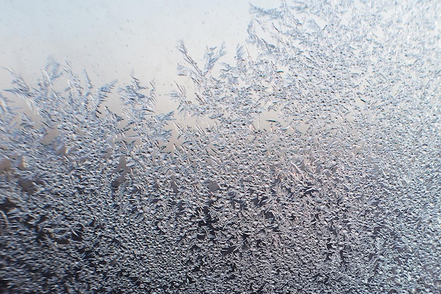 Motif de neige sur le verre du gel