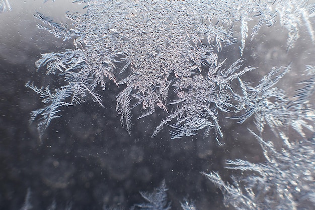 Motif de neige sur le verre du gel