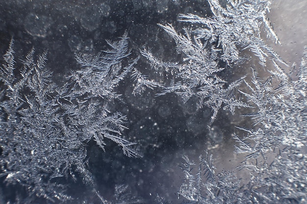 Motif de neige sur le verre du gel