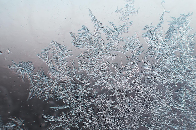 Motif de neige sur le verre du givre