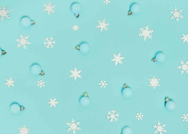 Motif de Noël. Décorations du nouvel an sur fond bleu. Flocons de neige, Ñ décorations de noël. Mise à plat, vue de dessus.