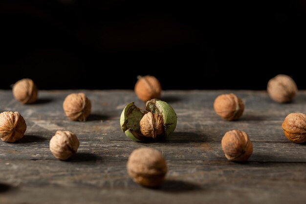 Motif de noix sur des planches de bois