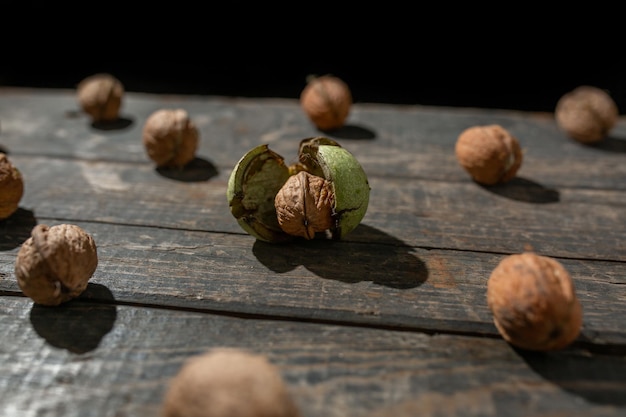 Photo motif de noix sur des planches de bois