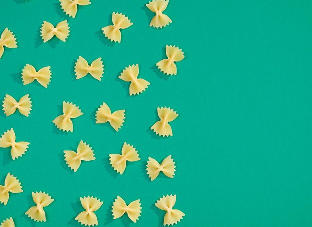 Photo le motif de pâte farfalle à couche plate