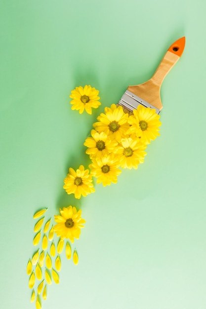 Motif pinceau à fleurs jaunes sur fond vert peinture florale et décoration créative