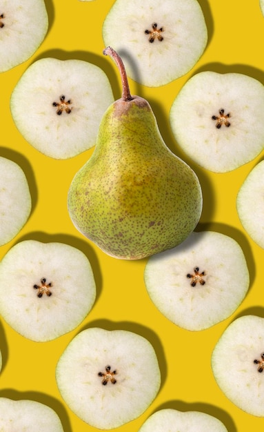 Photo motif poire verte mûre la poire au premier plan sur le dos sont des poires tranchées coupées en cercles