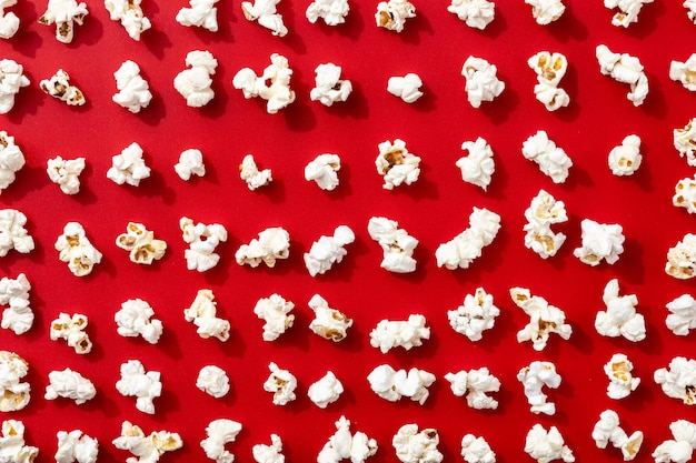 Motif de pop-corn sur fond rouge