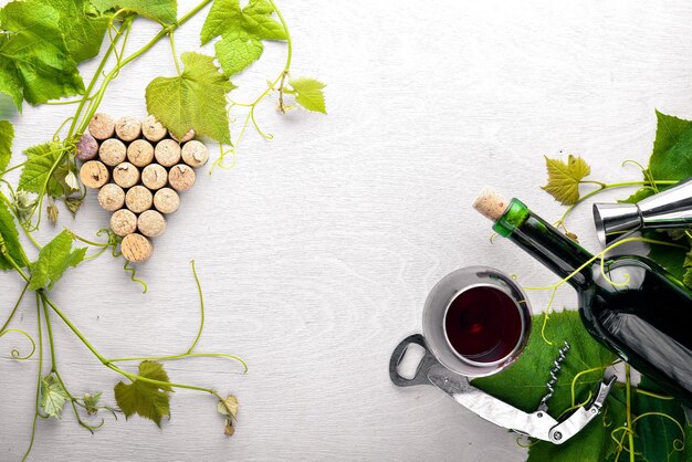 Motif De Raisin Une Bouteille Et Un Verre De Vin Et Des Feuilles De Vigne Vue De Dessus Espace Libre