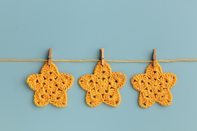 Motif de rangée de trois étoiles jaunes au crochet sur fond bleu