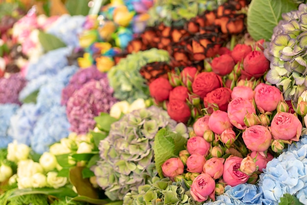 Motif de roses rouges, oranges et jaunes.