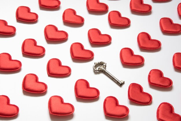 Motif de la Saint-Valentin fait de coeurs rouges et clé
