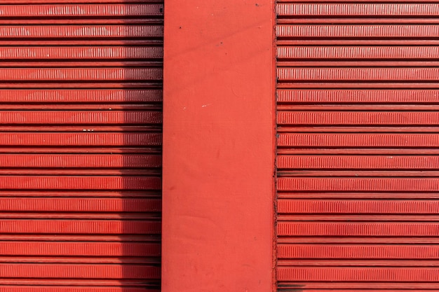 Motif de texture de la porte en fer d'un magasin fermé et d'un mur rugueux au Brésil