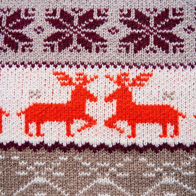 Motif tricoté jacquard Ornement géométrique pour Noël ou le Nouvel An Deux cerfs rouges sur fond tricoté blanc rayures de flocons de neige Ornement folklorique traditionnel animal moderne à la mode d'hiver