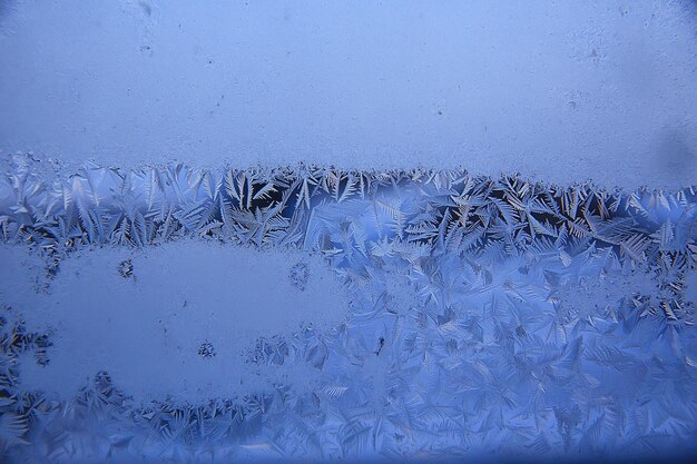 Motifs de givre sur les vitres, fond abstrait neige de givre d'hiver