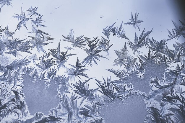 Motifs de givre sur les vitres, fond abstrait neige de givre d'hiver