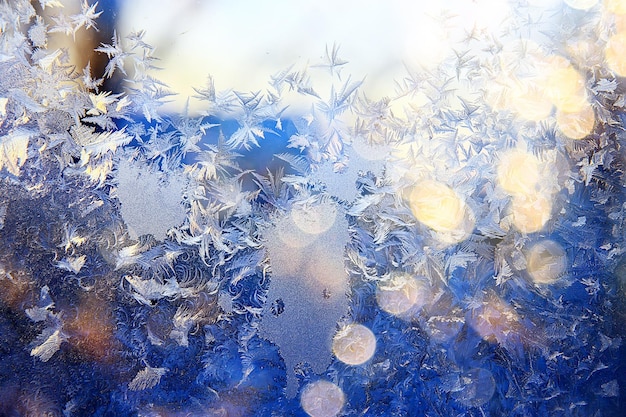 Motifs de givre sur les vitres, fond abstrait neige de givre d'hiver