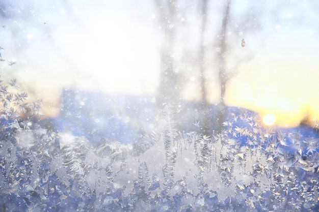 Motifs de givre sur les vitres, fond abstrait neige de givre d'hiver