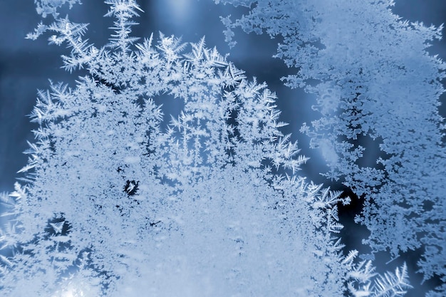 Motifs givrés sur la vitre gros plan textures naturelles et arrière-plans motifs de glace sur congelé