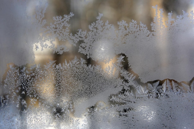 Motifs de glace sur la fenêtre gelée