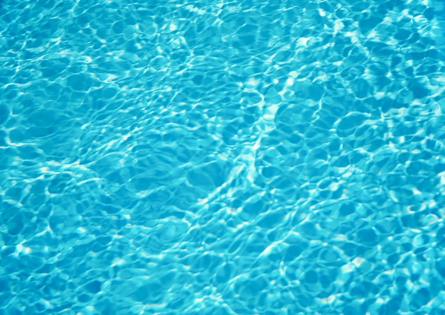 Motifs de la lumière du soleil ondulant sur la surface de l'eau d'une piscine