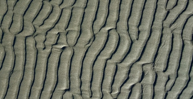 Motifs de sable sur une plage de l'oregon
