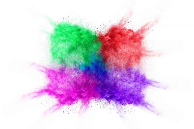 Motion de congélation de poudre de couleur colorée explosant sur fond blanc