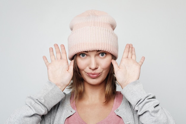 Émotion de style de vie et concept de personnes heureuse jeune femme émotionnelle portant un chapeau rose