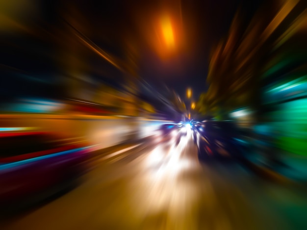 Motion de vitesse abstraite flou en ville sur le néon routier nuit.