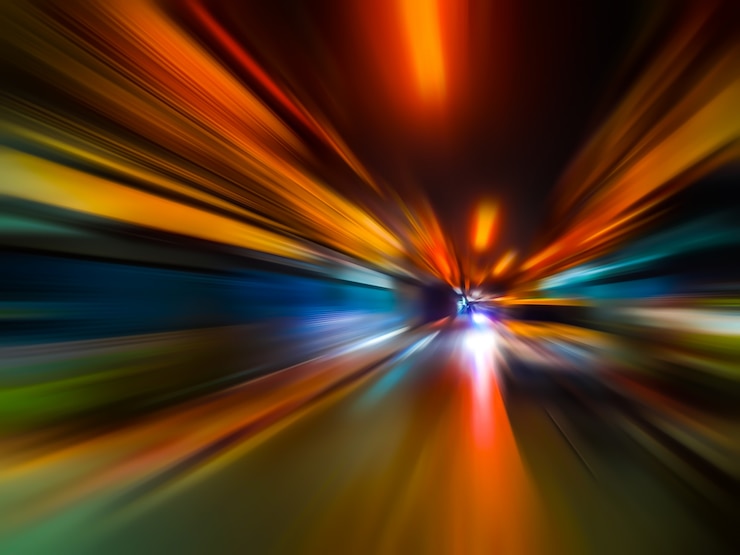 Photo motion de vitesse abstraite flou en ville sur le néon routier nuit.