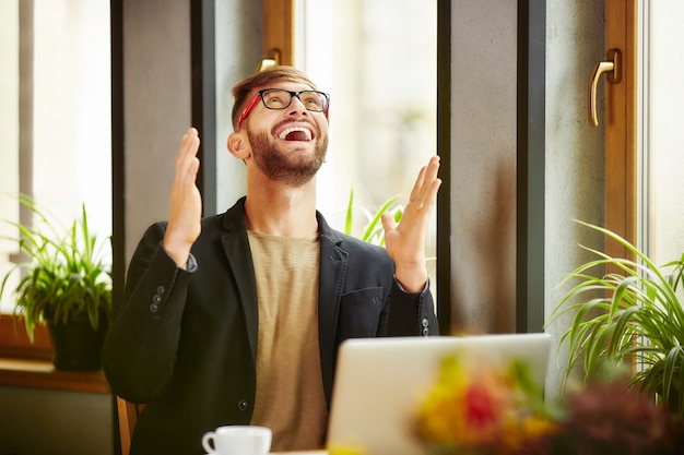 Émotionnel célébrant l&#39;homme à l&#39;ordinateur portable