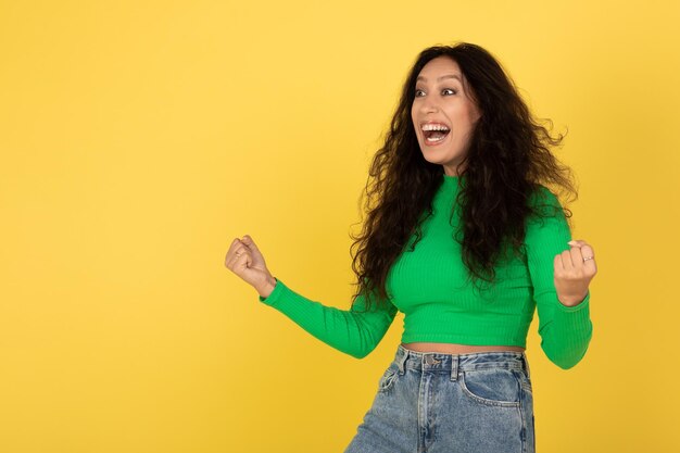 Émotionnelle Dame Moyen-Orient Gestes Oui Regardant De Côté Sur Fond Jaune