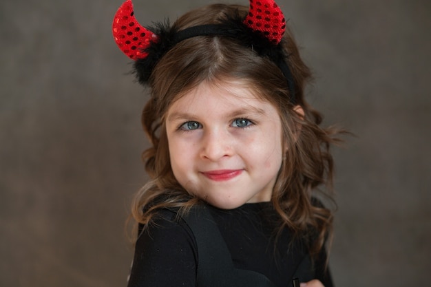 Émotionnelle petite fille en costume d'halloween