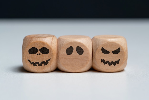 Émotions abstraites sur des cubes en bois. Vacances d'Halloween.