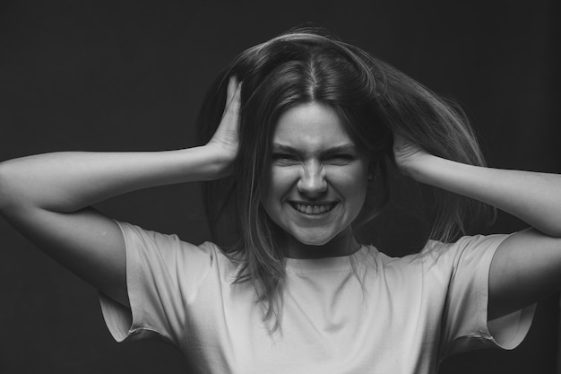 Émotions de belle fille noir et blanc