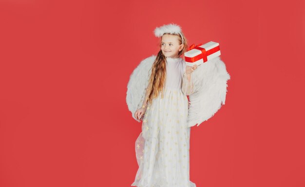 Émotions enfant cadeau Saint Valentin Petite fille cupidon Ange enfant avec présent Petit ange aux ailes blanches tient cadeau Carte de voeux petit prince Saint Valentin